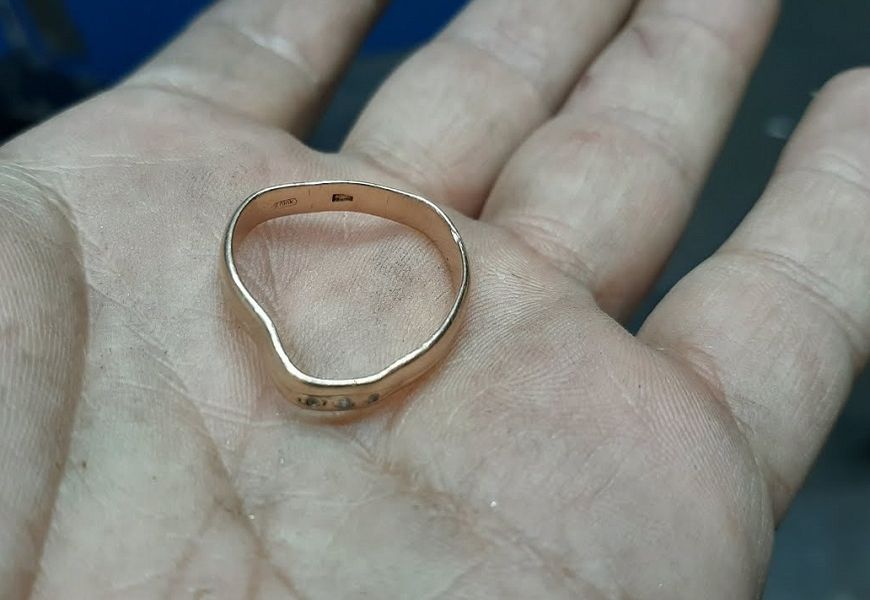 Широкое кольцо на большом клиторе сучки
