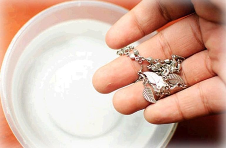 How to clean jewelry at home