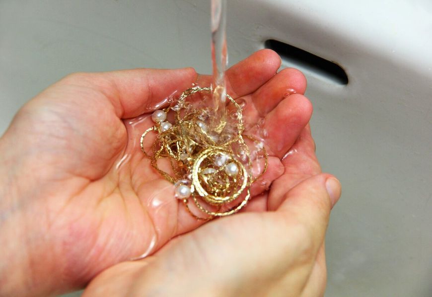 Cleaning jewelry with water