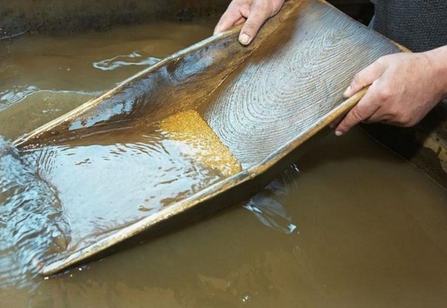 Washing of gold-bearing sand in mountain rivers