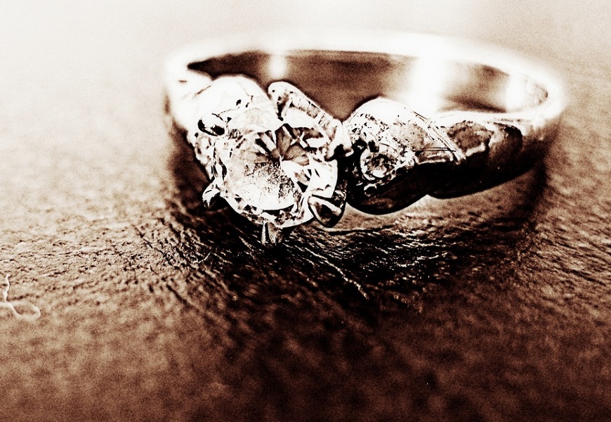 Золотое кольцо с камнем