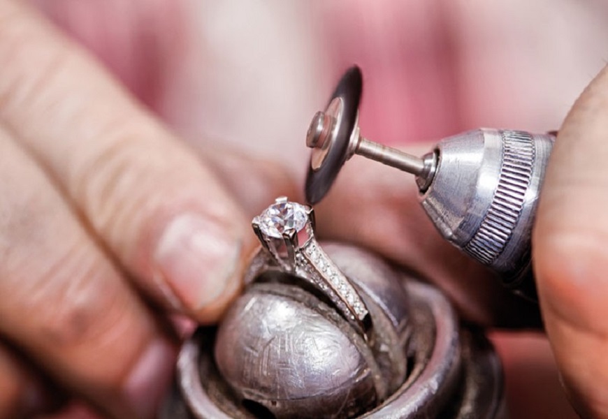 Polishing white gold