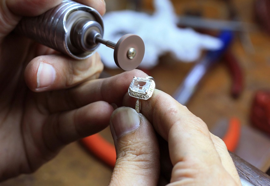 Polishing a gold ring at home