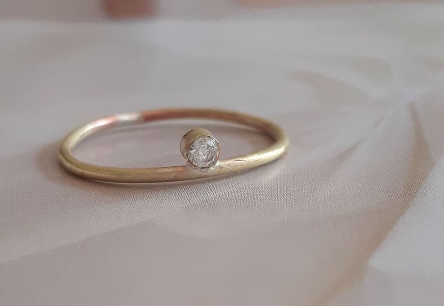 How do I straighten a diamond ring?