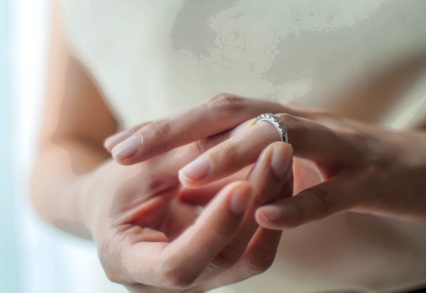 Gold ring oxidized on your finger