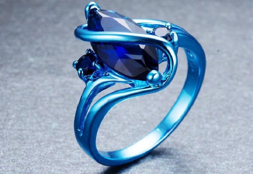 Bague en or bleu avec pierre