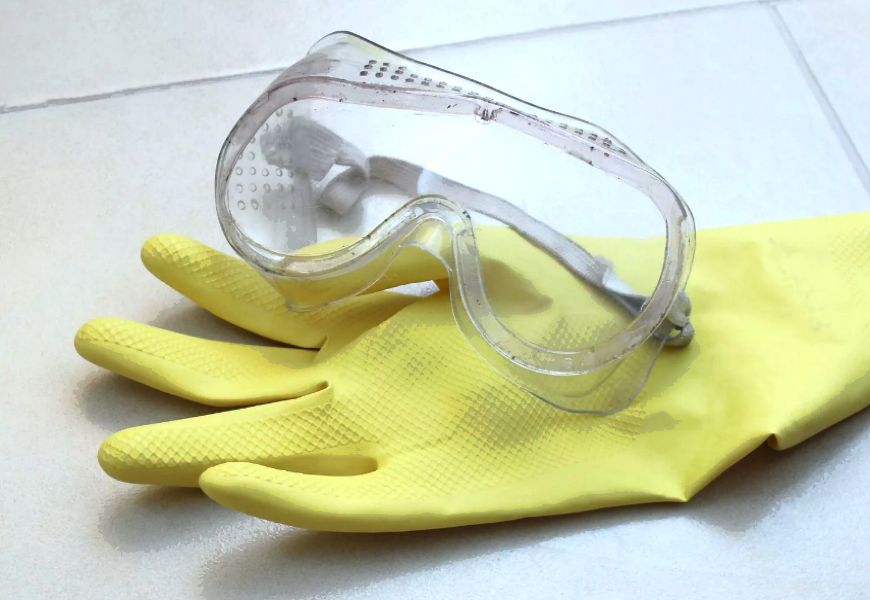 Schutzkleidungsset und Schutzbrille