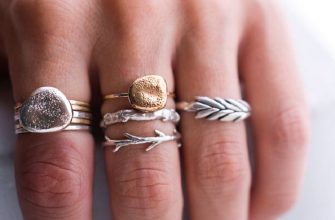Ringe Kombination von Silber und GoldGold und Silber Ringe an einer HandGold und Silber Ringe an einer HandGold und Silber Ringe an einer Hand