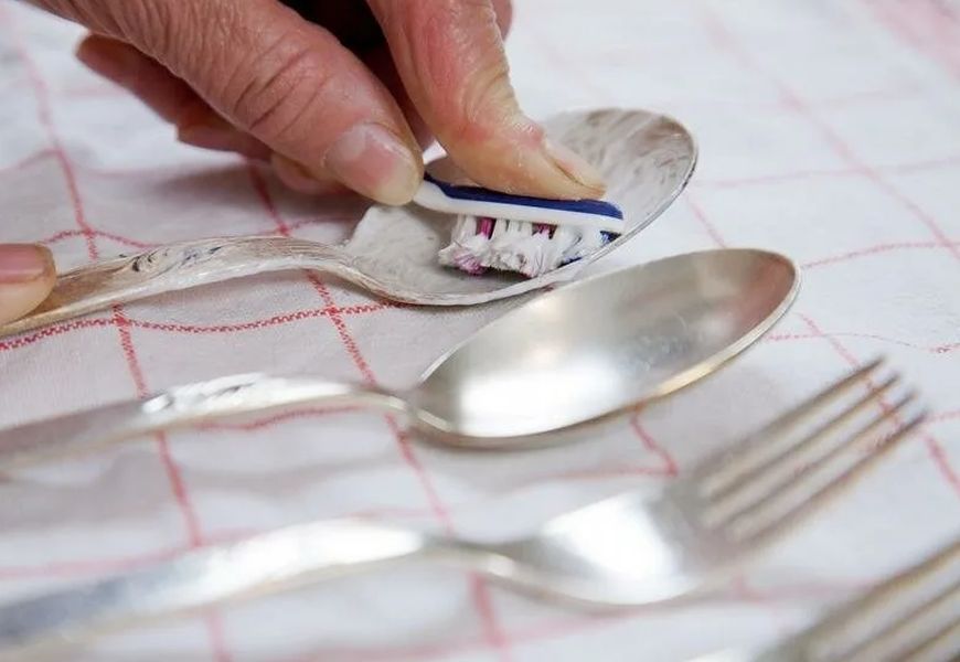 Polishing silver spoons with gel toothpaste