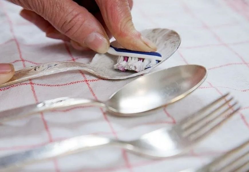 Polir des cuillères en argent avec du dentifrice en gel