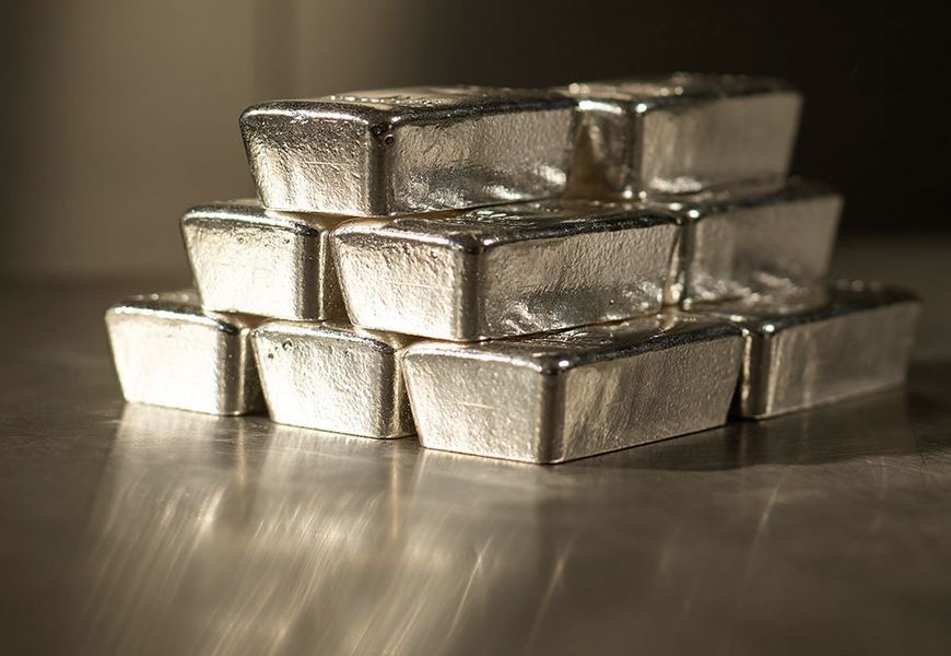 Silver as an investment product: benefits and risks