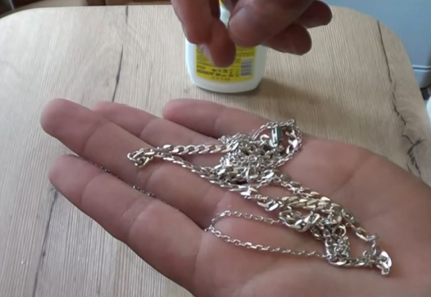Wie man eine Silberkette zu Hause von Schwärze schnell zu glänzen mit Essig reinigen