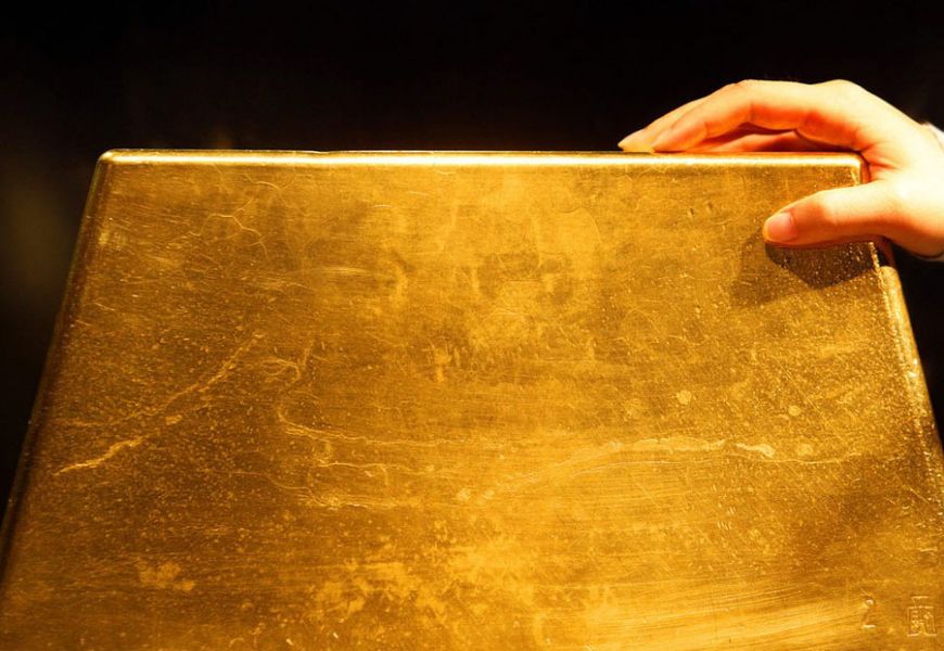 How much does the largest gold bar weigh?