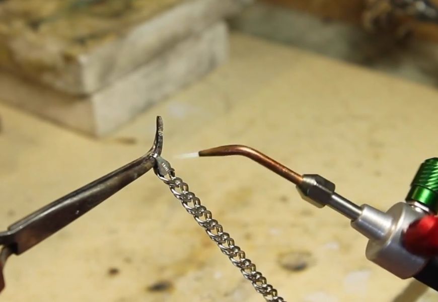 Silver chain soldering technique with a soldering iron